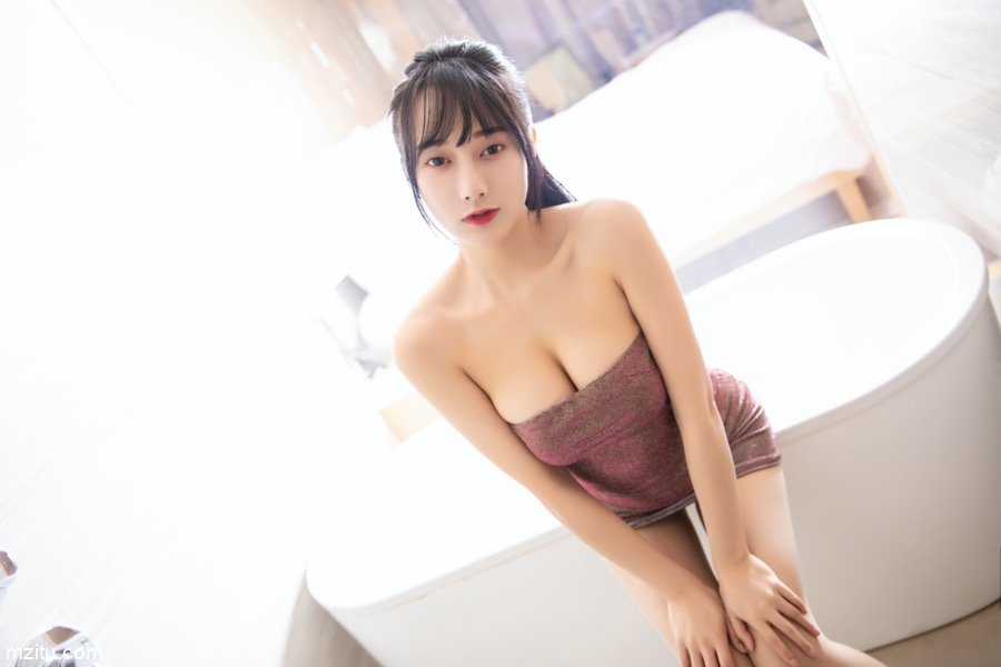 多情小蜜何嘉颖寂寞风骚露玉体，自摸双乳欲望难填