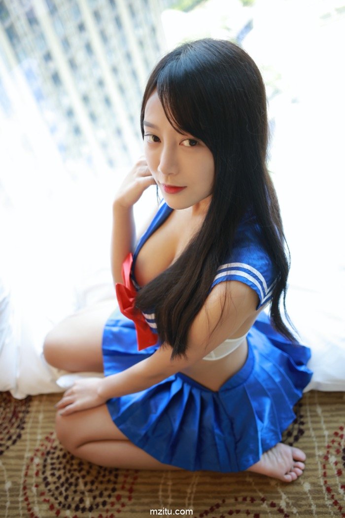 高颜值国产美女何嘉颖JK制服私房图片，漂亮又养眼