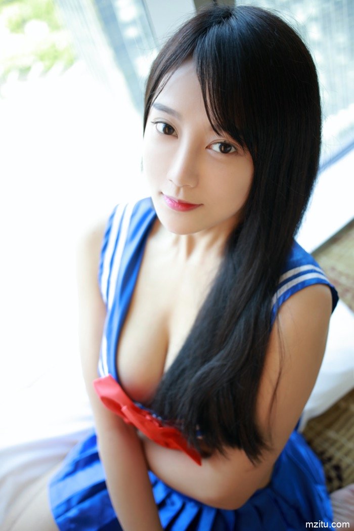 高颜值国产美女何嘉颖JK制服私房图片，漂亮又养眼
