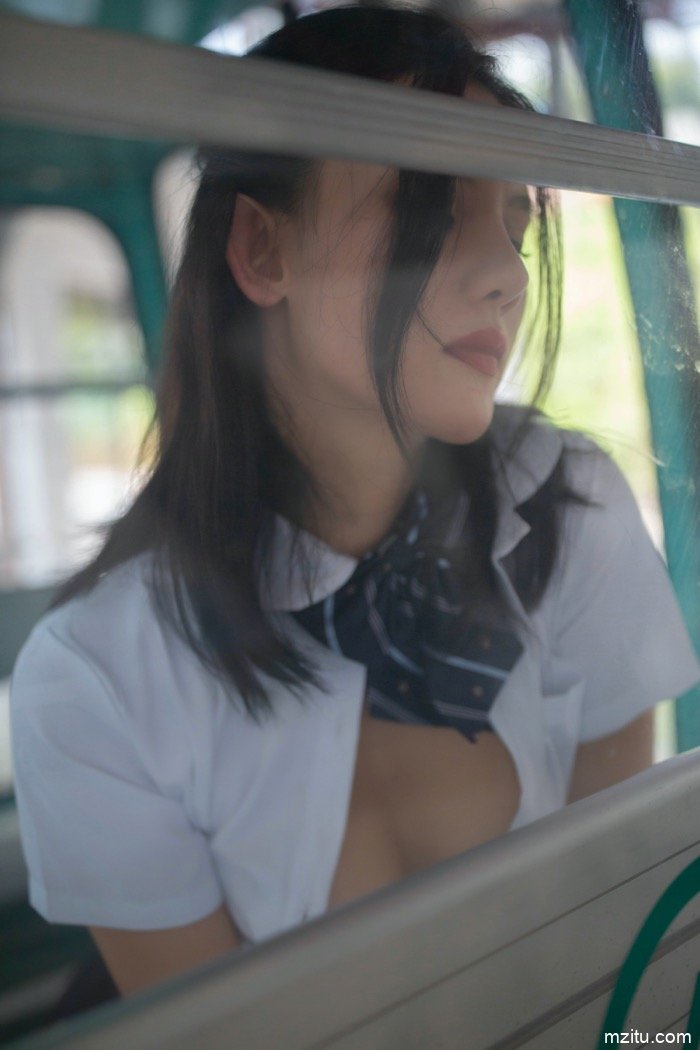 痴汉特集！不良学生阿朱缆车上演邪恶少女漫画真人版