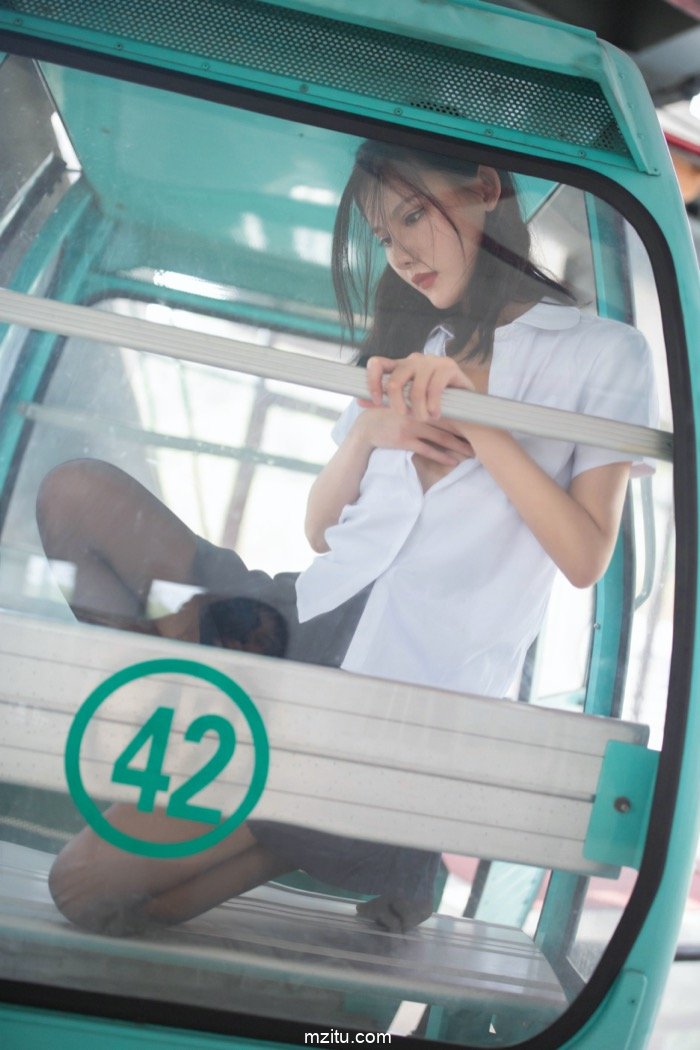 痴汉特集！不良学生阿朱缆车上演邪恶少女漫画真人版