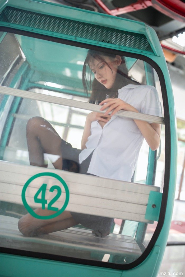 痴汉特集！不良学生阿朱缆车上演邪恶少女漫画真人版