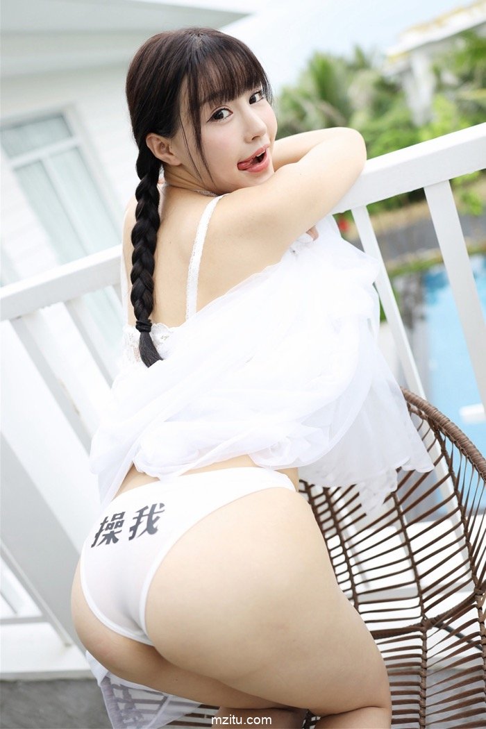 白嫩美女朱可儿撅臀露乳摆好姿势，情趣小内裤不言自明