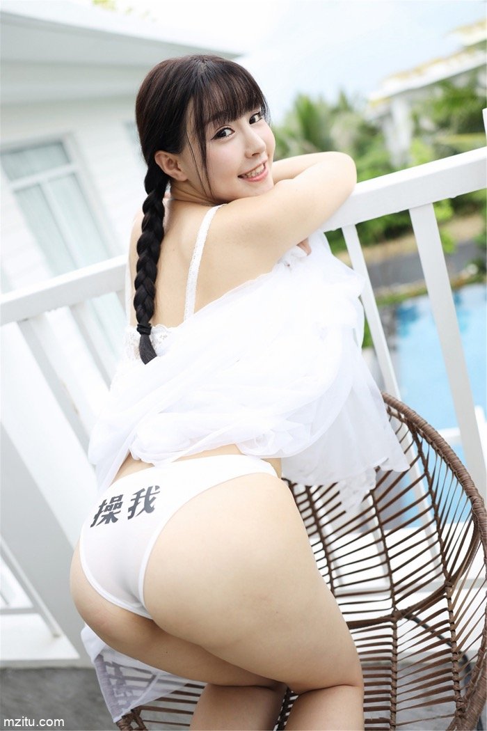 白嫩美女朱可儿撅臀露乳摆好姿势，情趣小内裤不言自明