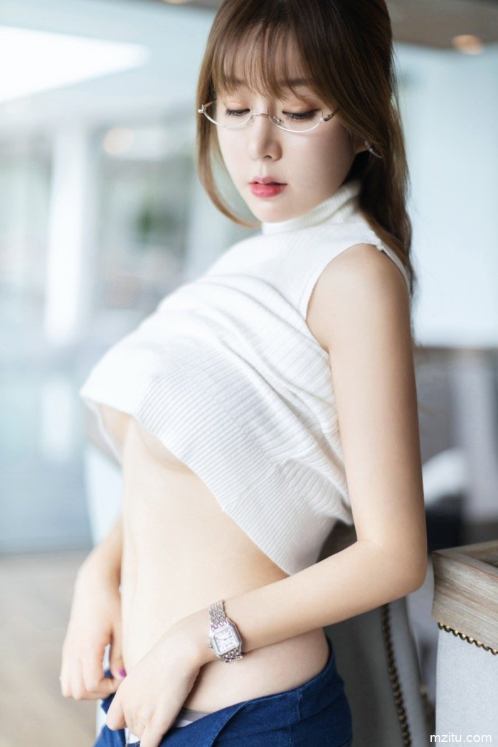 极品眼镜娘王雨纯前凸后翘曲线优美 三点半露清晰可见