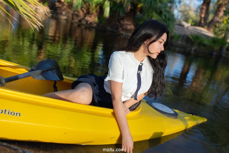 美臀女神玛鲁娜美国野外解放天性，撩裙露出堪比三级！