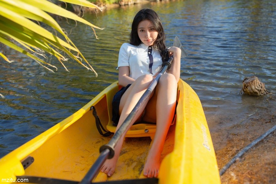美臀女神玛鲁娜美国野外解放天性，撩裙露出堪比三级！