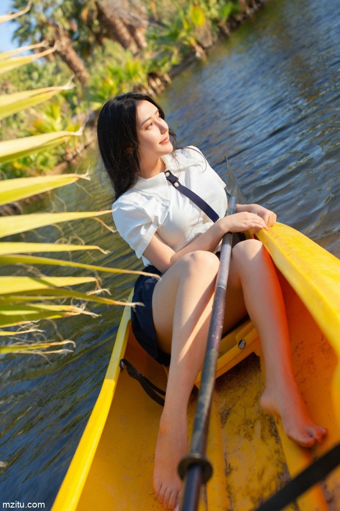美臀女神玛鲁娜美国野外解放天性，撩裙露出堪比三级！