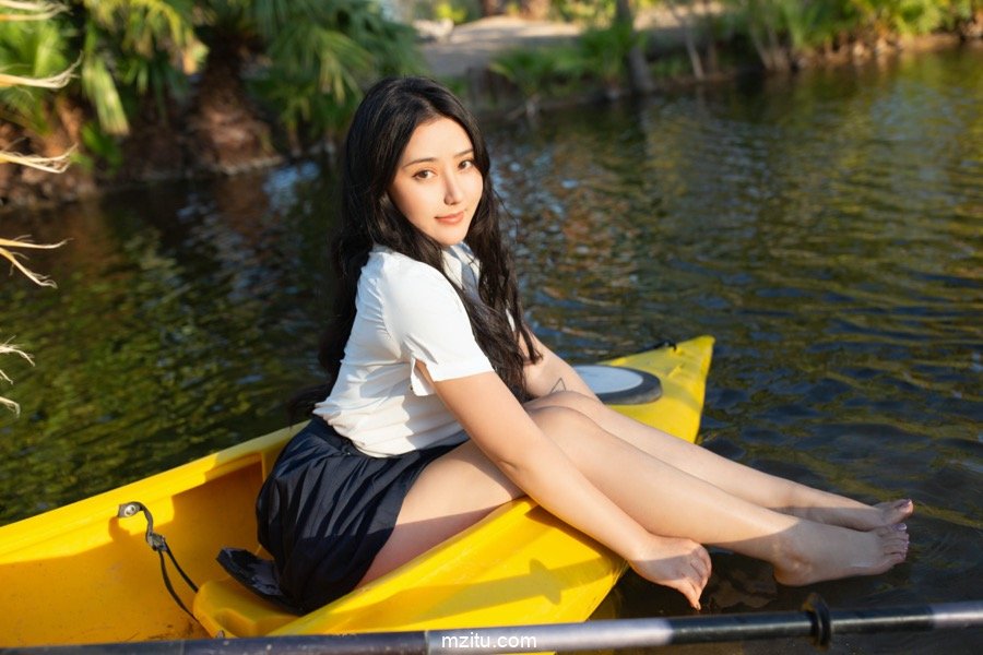 美臀女神玛鲁娜美国野外解放天性，撩裙露出堪比三级！