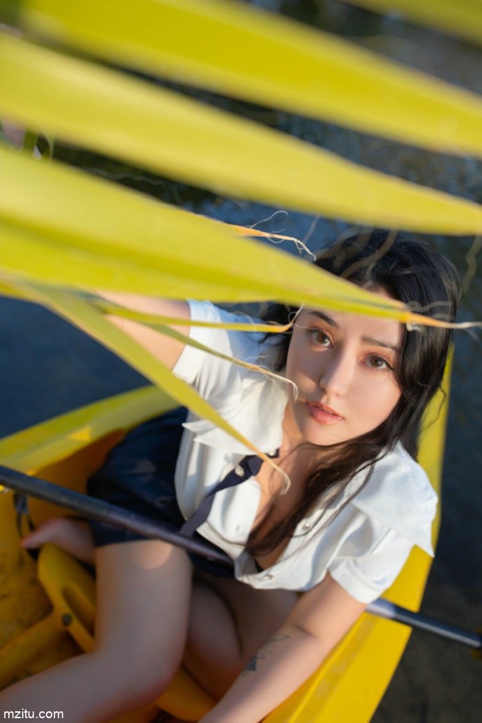 美臀女神玛鲁娜美国野外解放天性，撩裙露出堪比三级！