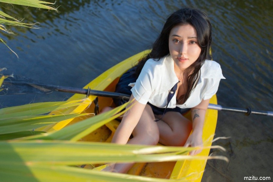 美臀女神玛鲁娜美国野外解放天性，撩裙露出堪比三级！