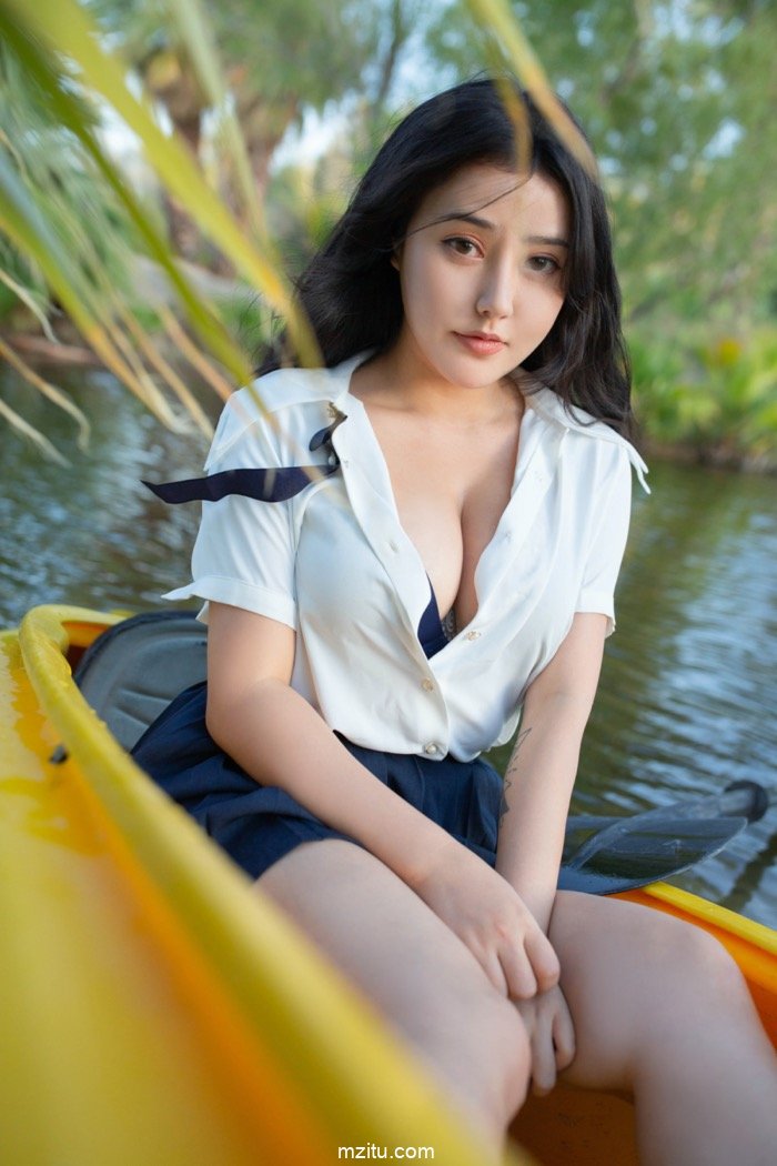 美臀女神玛鲁娜美国野外解放天性，撩裙露出堪比三级！
