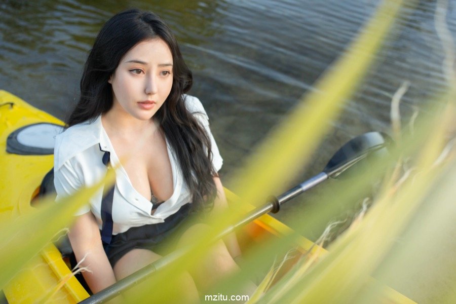美臀女神玛鲁娜美国野外解放天性，撩裙露出堪比三级！