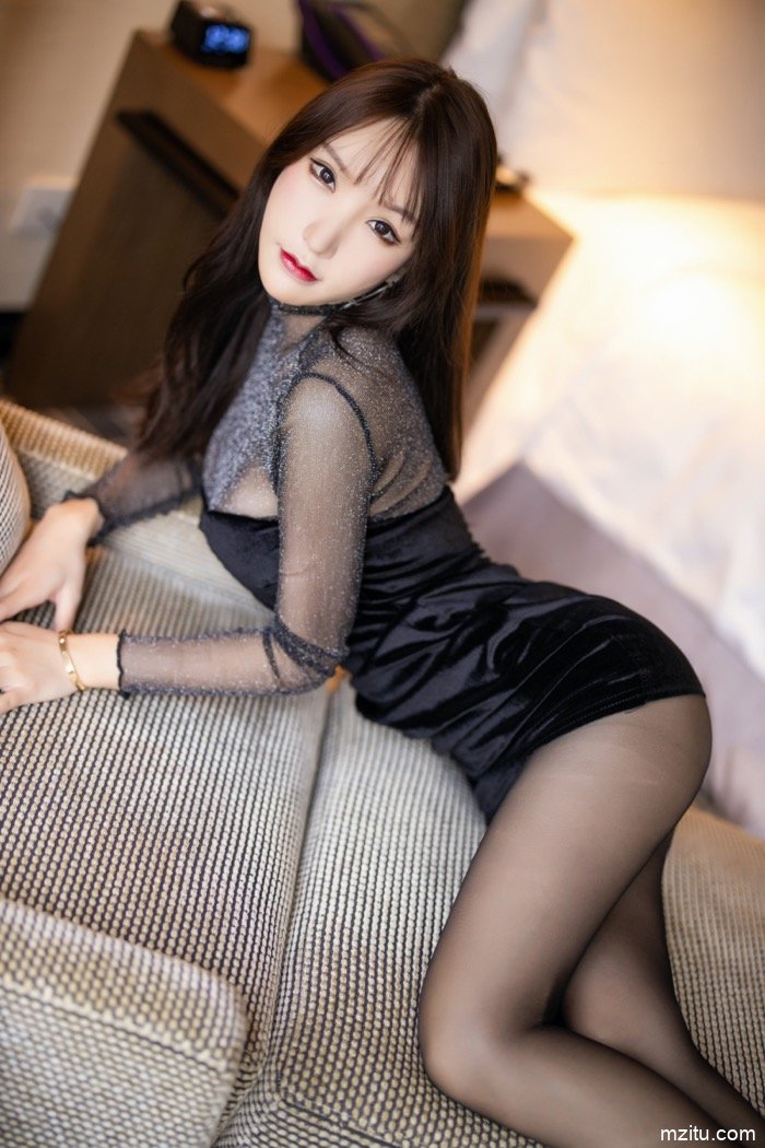 高冷少妇周于希家中发浪，脱去衣服蹦出双乳