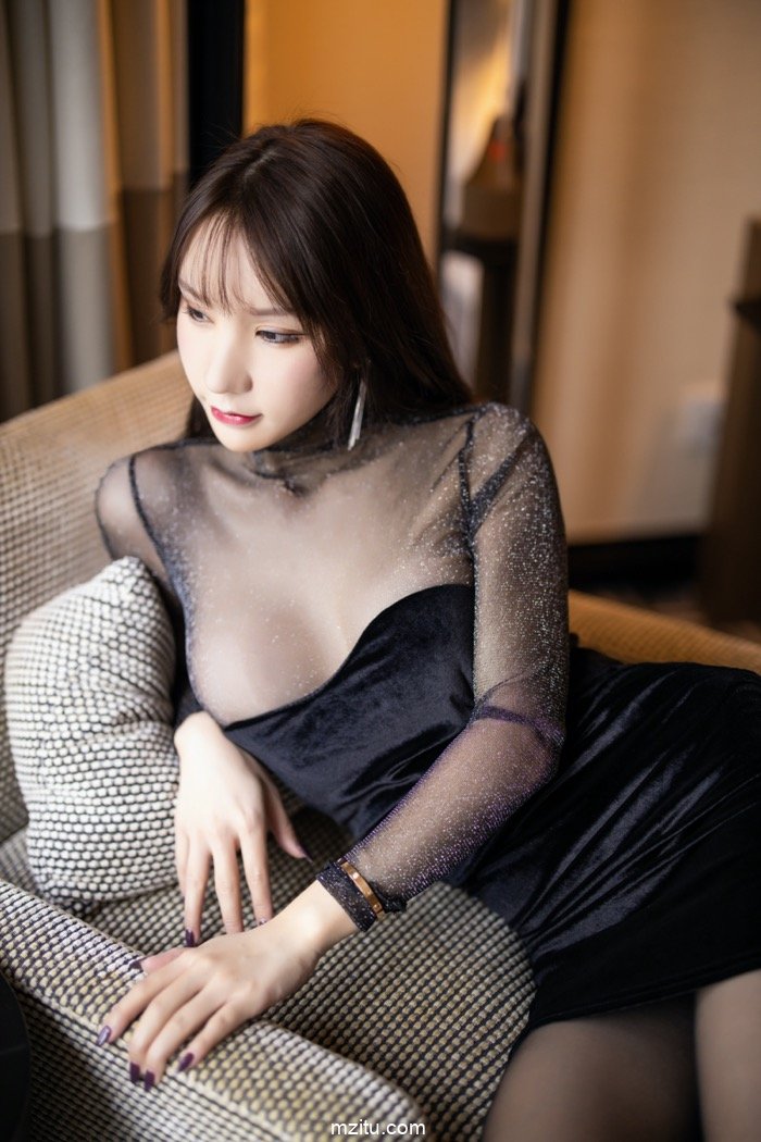 高冷少妇周于希家中发浪，脱去衣服蹦出双乳