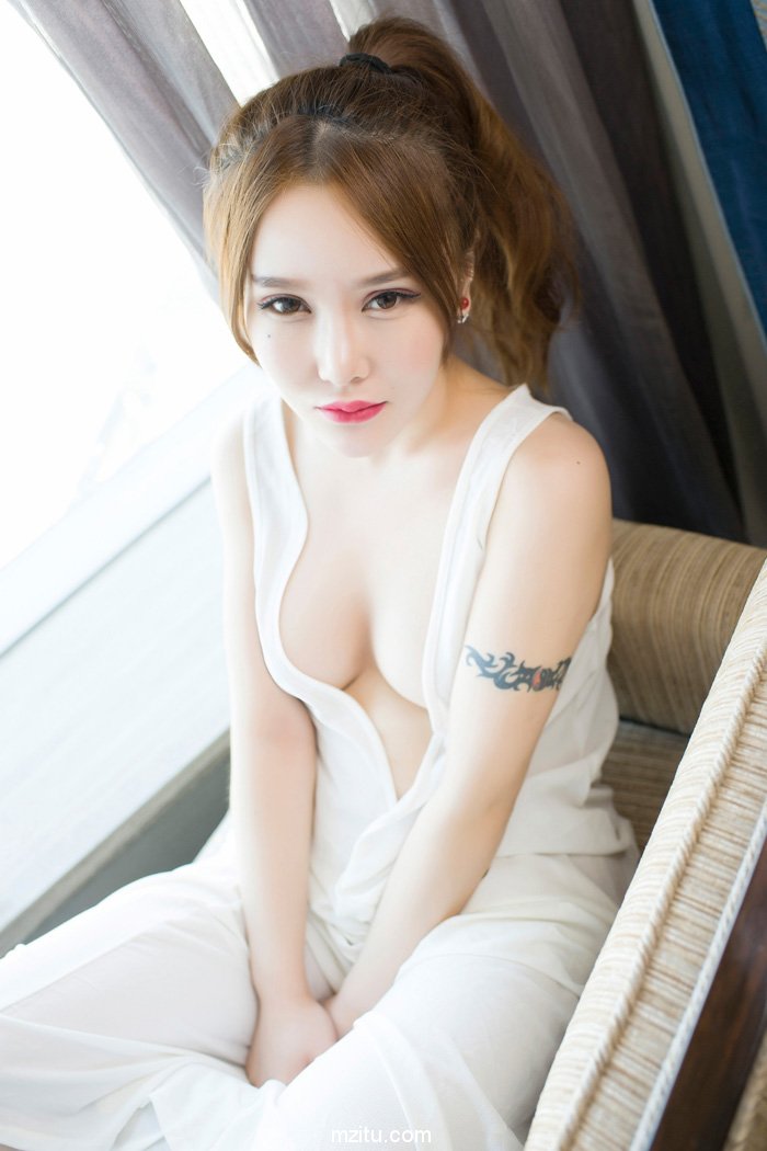 秀人极品美女佑熙深深乳沟又白又嫩