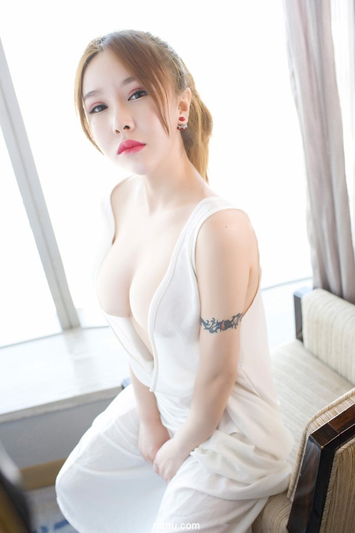 秀人极品美女佑熙深深乳沟又白又嫩