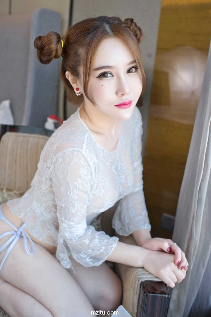 秀人极品美女佑熙深深乳沟又白又嫩