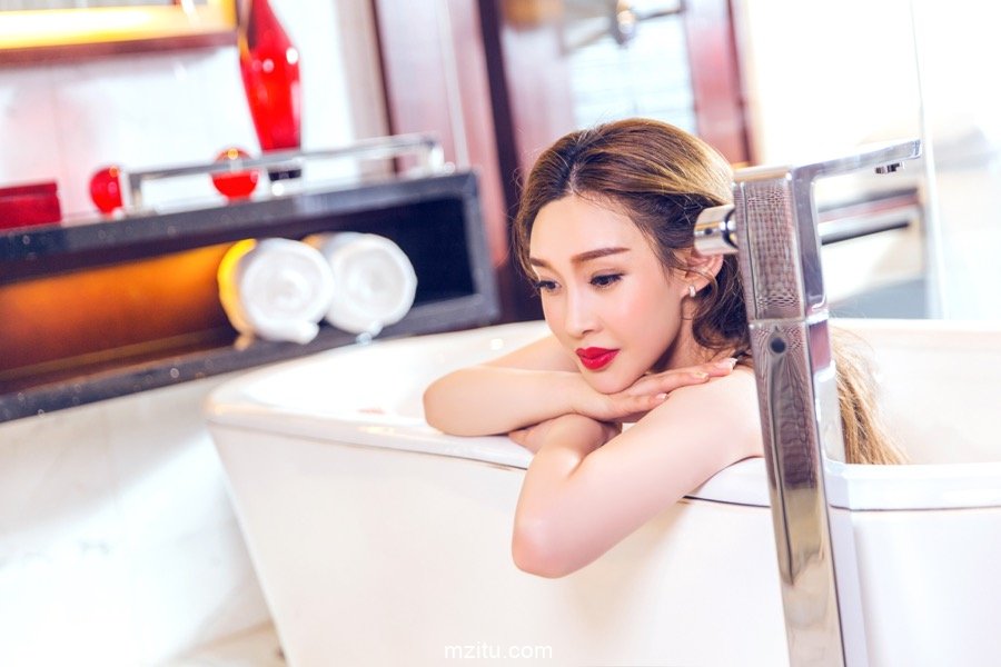 美腿御姐申美嫣 风情万种秒杀年轻妹妹