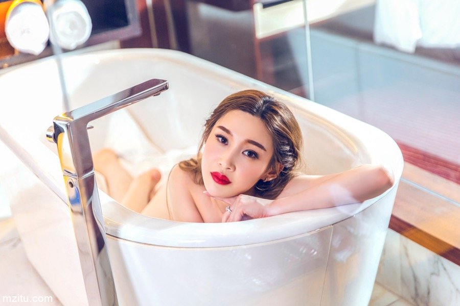 美腿御姐申美嫣 风情万种秒杀年轻妹妹