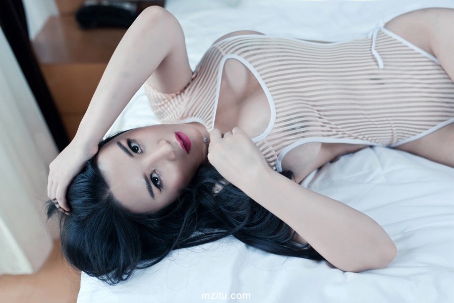 丰乳肥臀性感尤物Sukki身材火辣风情万种