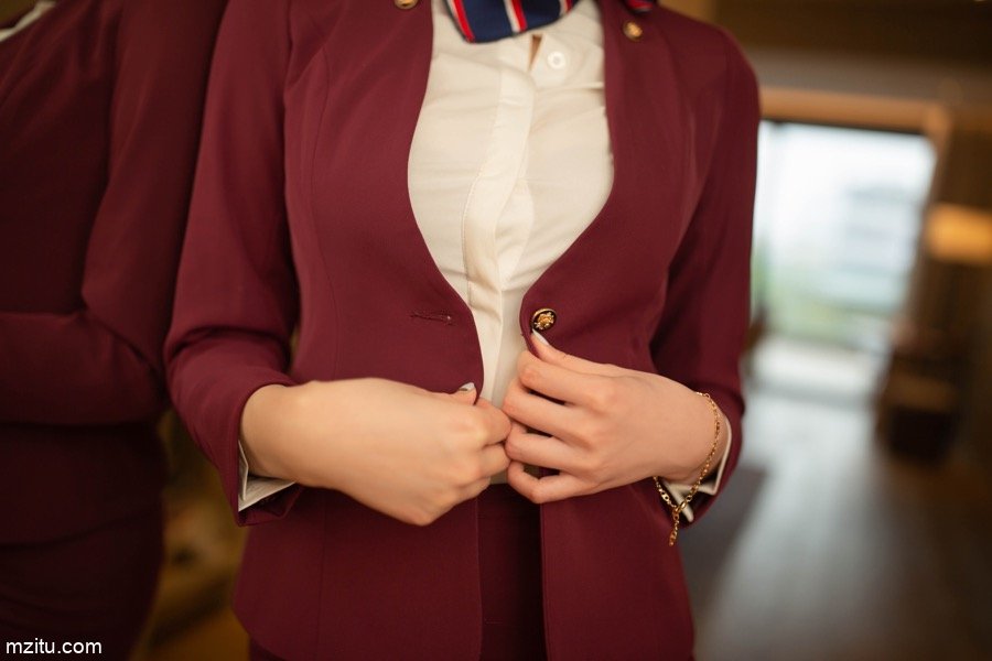 让男人欲罢不能！气质美女安然Maleah空姐制服身材尽显