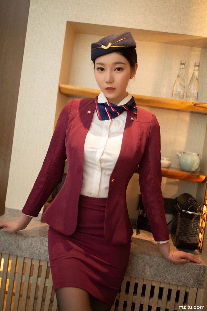 让男人欲罢不能！气质美女安然Maleah空姐制服身材尽显