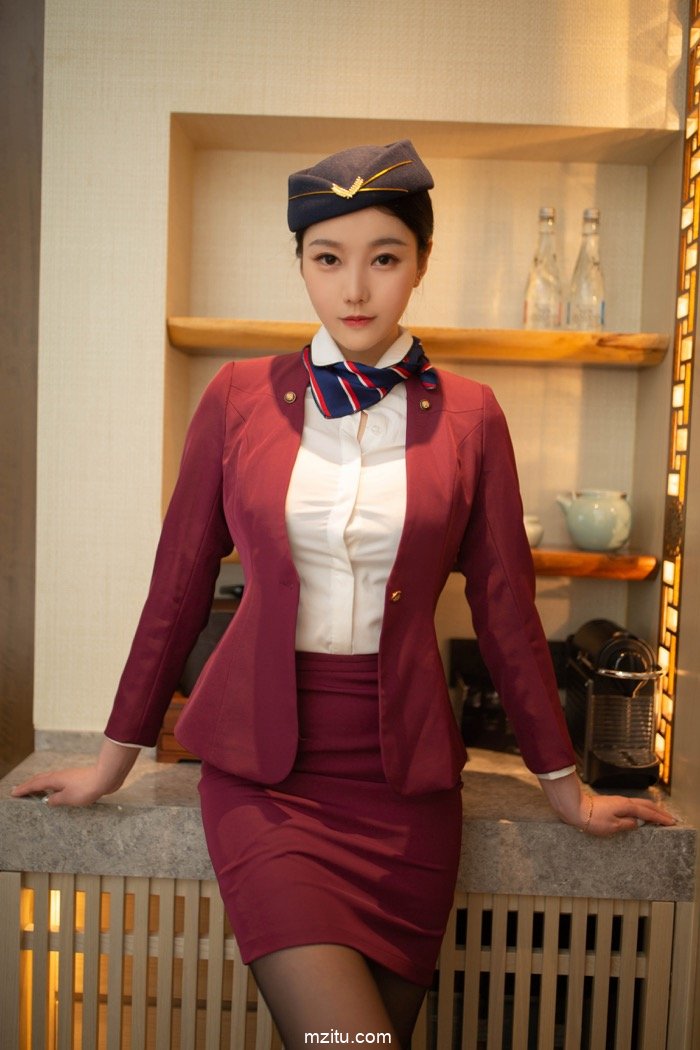 让男人欲罢不能！气质美女安然Maleah空姐制服身材尽显