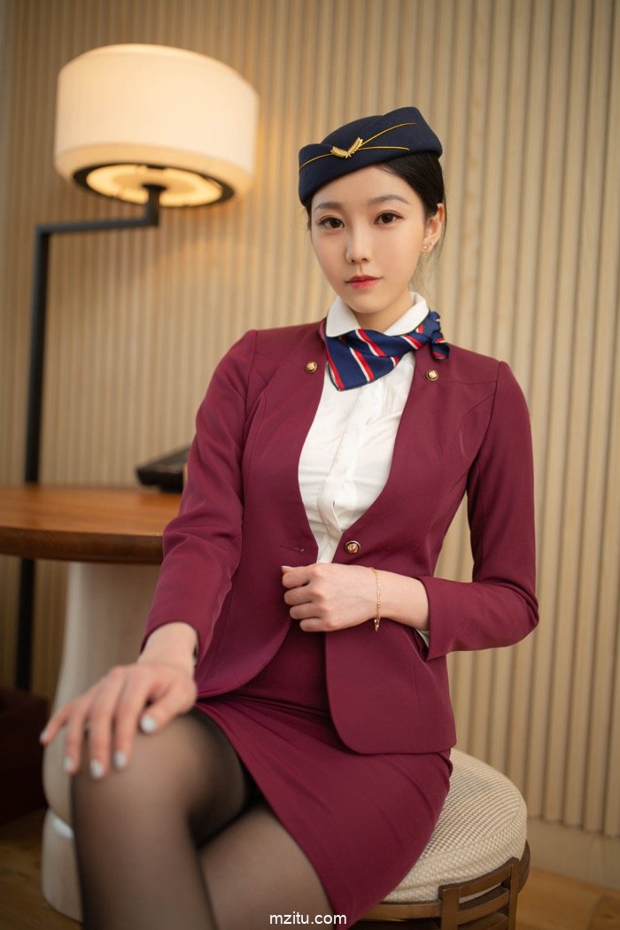 让男人欲罢不能！气质美女安然Maleah空姐制服身材尽显