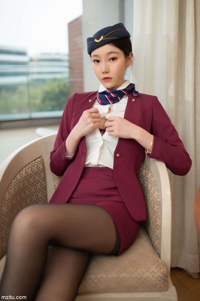 让男人欲罢不能！气质美女安然Maleah空姐制服身材尽显