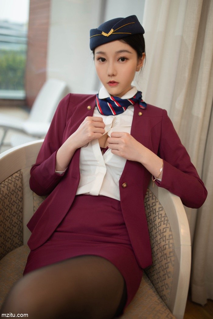 让男人欲罢不能！气质美女安然Maleah空姐制服身材尽显