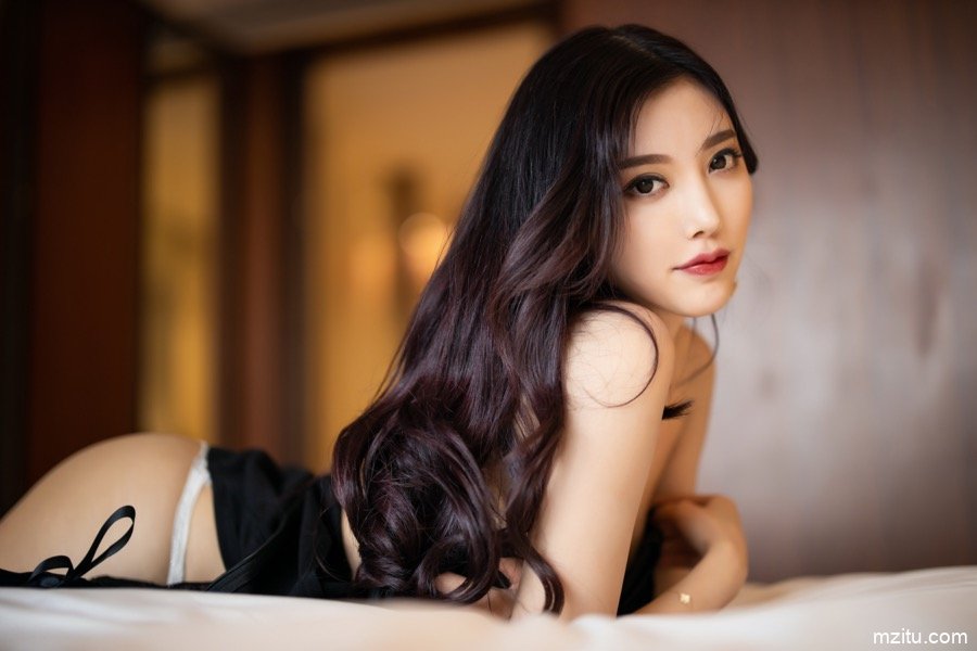黑色内衣朦胧丝袜 性感女神杨晨晨美腿翘臀销魂入骨