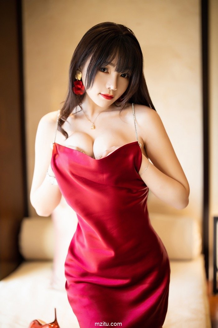 浴池里的翘臀深沟诱惑 顶级尤物芝芝Booty撩衣露乳胸器逼人