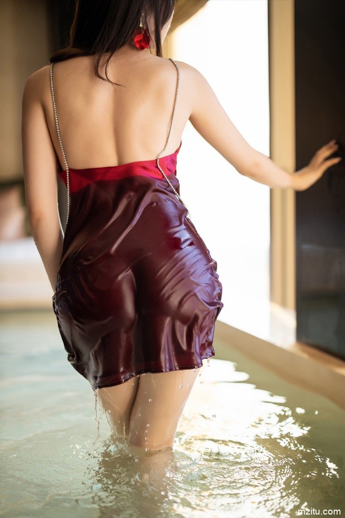 浴池里的翘臀深沟诱惑 顶级尤物芝芝Booty撩衣露乳胸器逼人