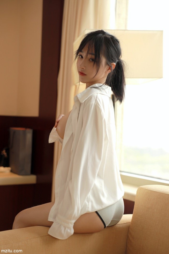 苗条美人陈梵妮大尺度真空写真，白嫩美乳又圆又挺