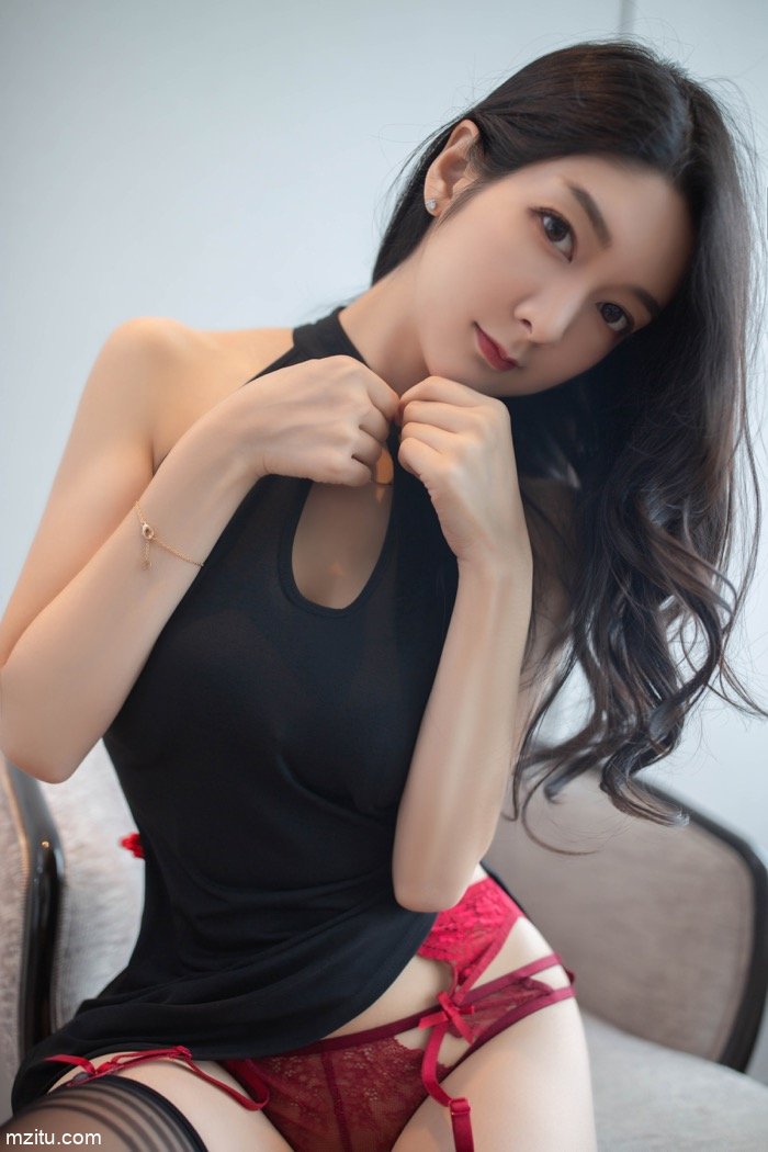 绝美人体艺术：性感女神小热巴美腿与翘臀的极致诱惑