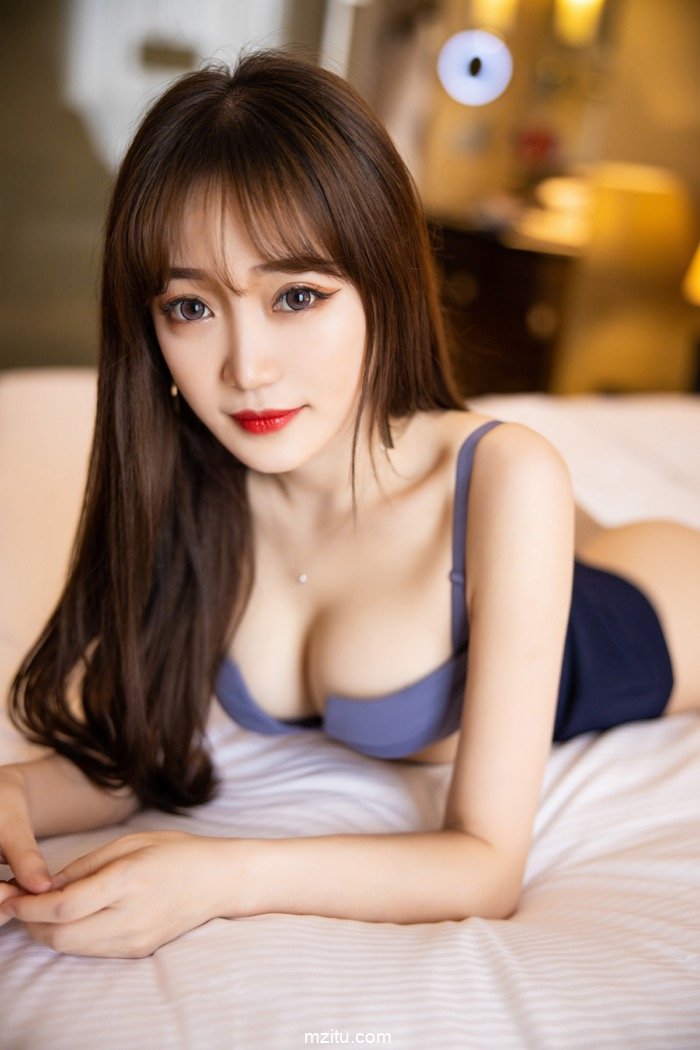 酥胸圆润美腿修长 模特允儿Claire眼镜OL秘书装无法抵御