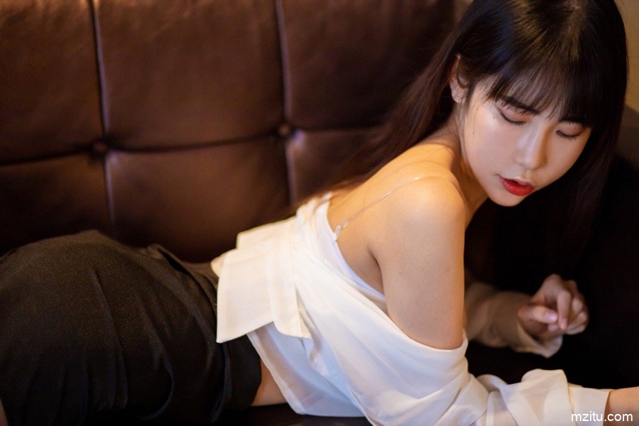 美貌秘书悠悠酱黑丝诱惑 衣衫渐褪露豪乳