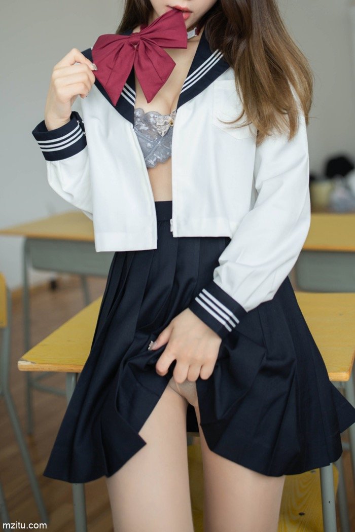 气质美女夏诗雯JK制服回归校园 教室脱衣大秀裙下风光