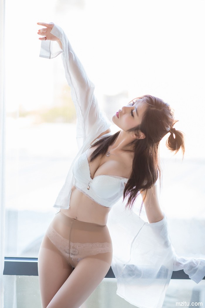 柔情似水魅力无限 性感美女李七喜脸蛋清秀身材绝佳