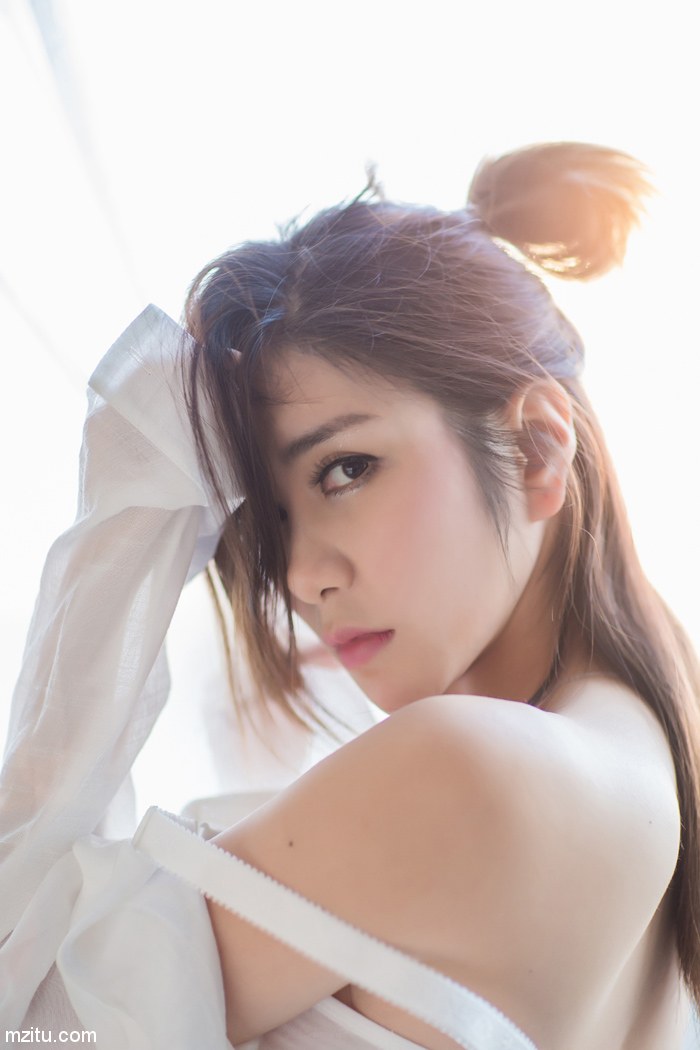 柔情似水魅力无限 性感美女李七喜脸蛋清秀身材绝佳