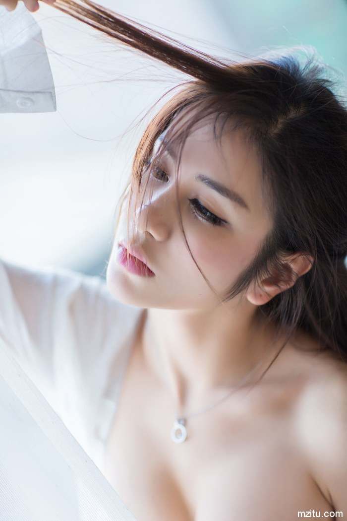 柔情似水魅力无限 性感美女李七喜脸蛋清秀身材绝佳