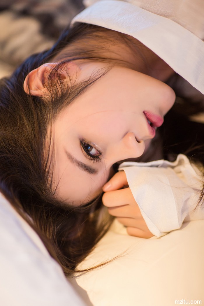 柔情似水魅力无限 性感美女李七喜脸蛋清秀身材绝佳
