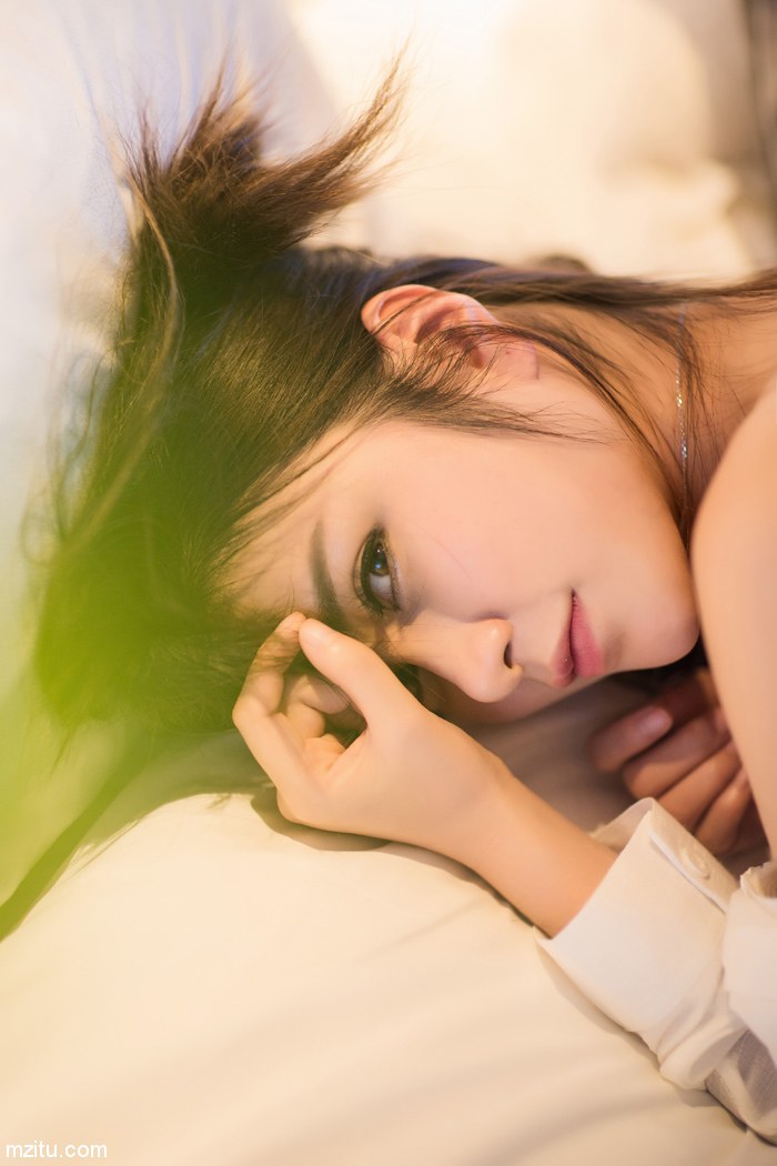 柔情似水魅力无限 性感美女李七喜脸蛋清秀身材绝佳