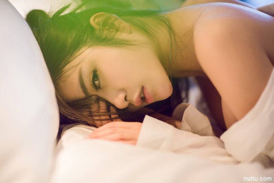 柔情似水魅力无限 性感美女李七喜脸蛋清秀身材绝佳