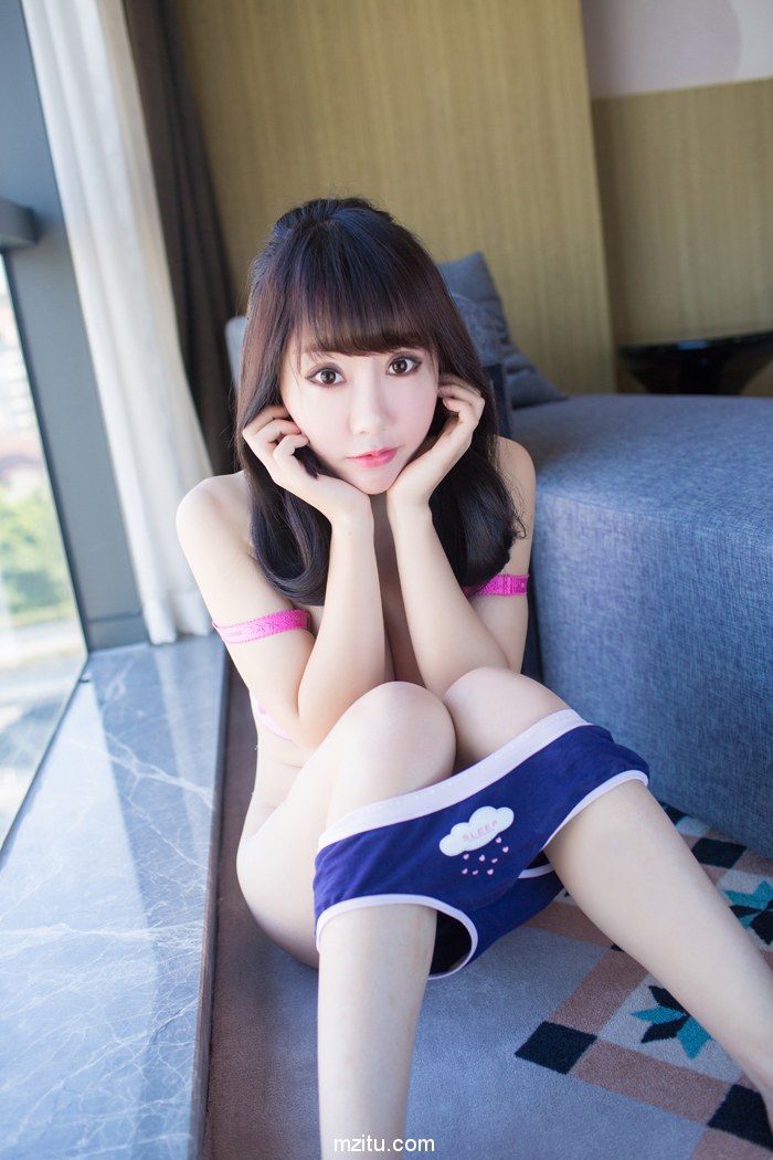 豹纹与黑丝的碰撞 乳沟妹夏笑笑Summer的媚眼诱惑电到你了吗
