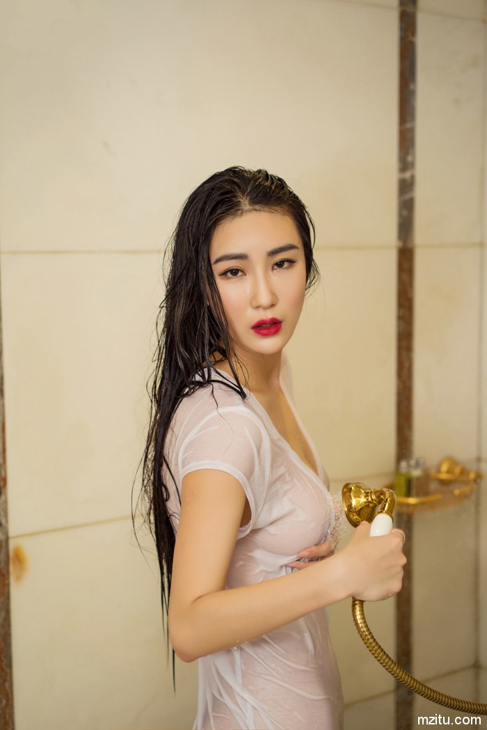 风骚女秘书太销魂 酒店大摆撩人姿势上演最性感湿身诱惑
