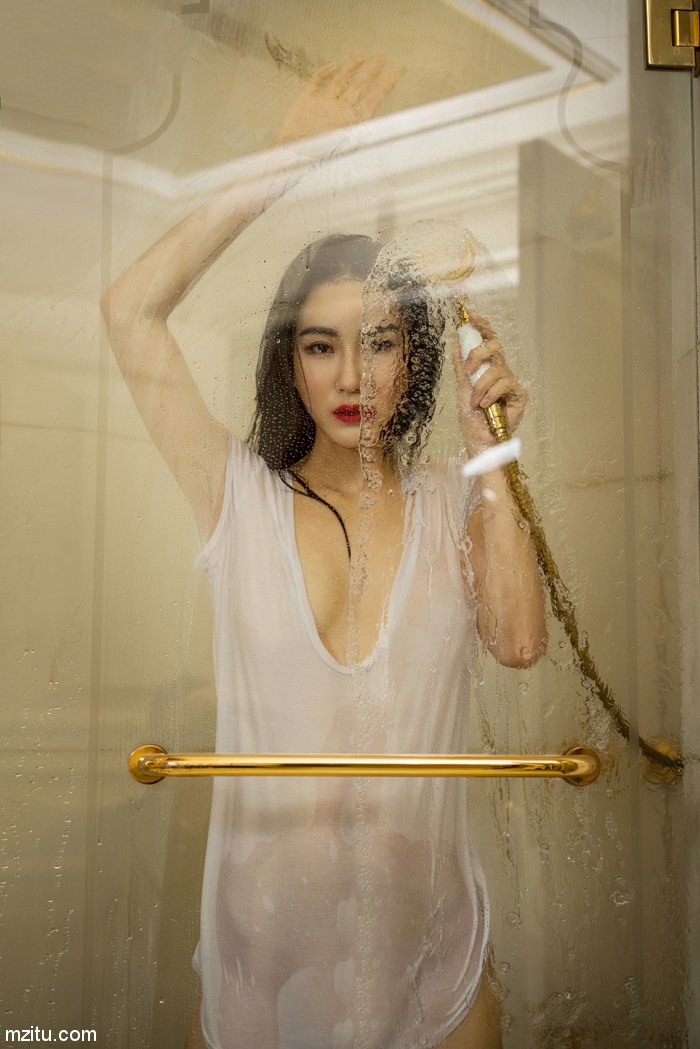 风骚女秘书太销魂 酒店大摆撩人姿势上演最性感湿身诱惑