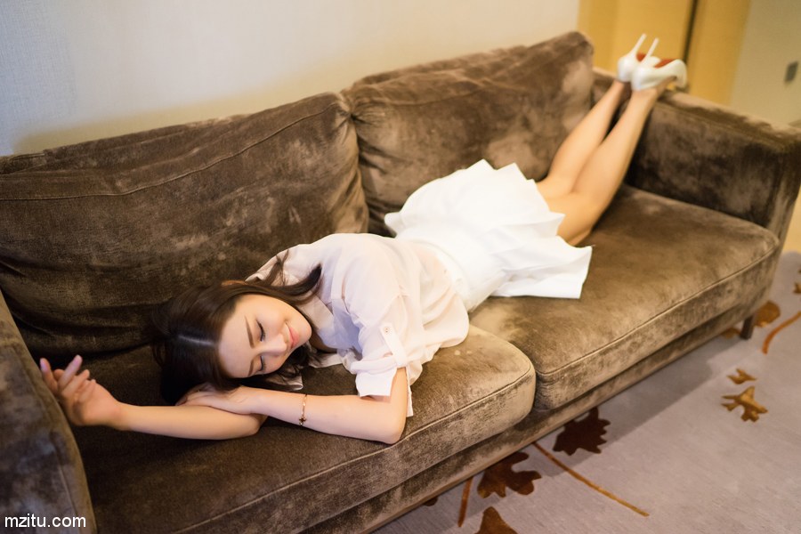 透视白衬衣内衣隐现 长腿气质美女美希子酒店写真甜美迷人