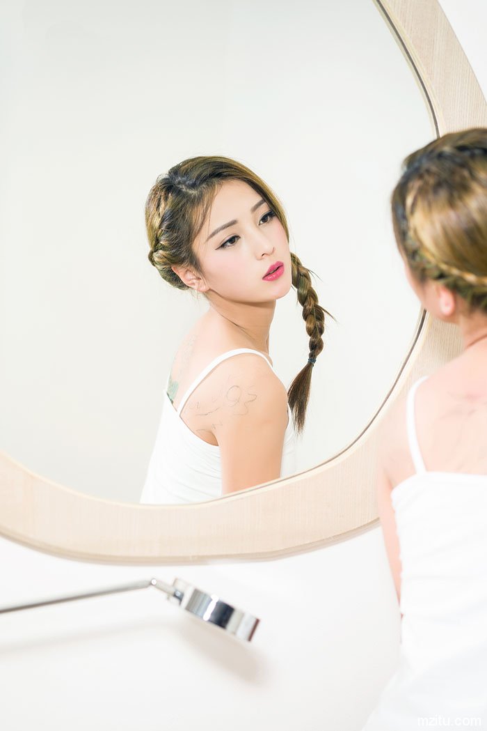 赤裸开腿露内裤 头条女神清纯小妹朵朵为艺术性感蜕变